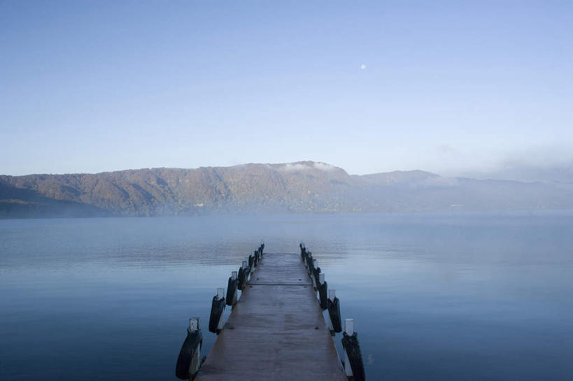 无人,横图,俯视,室外,白天,旅游,度假,湖,湖泊,美景,山,山脉,水,日本,亚洲,木板,湖面,景观,山峰,水流,水面,桥,木桥,山峦,娱乐,栈桥,蓝色,蓝天,天空,自然,湖水,群山,天,享受,休闲,景色,放松,人行桥,木板桥,自然风光,东亚,本州,本州岛,日本国,青森,青森县,东北地方,彩图,高角度拍摄