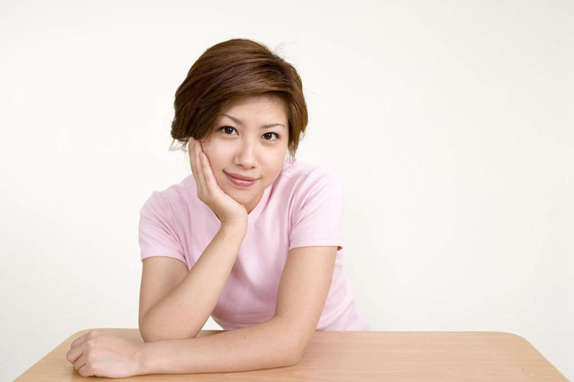 东方人,一个人,站,横图,室内,白天,白色背景,正面,桌子,亚洲,仅一个年轻女性,仅一个女性,仅一个人,撑,服装,办公桌,墙,棕色,托腮,休闲装,黄种人,墙壁,墙面,衣服,粉色,托,站着,休闲,休闲服,摄影,服饰,影棚,托下巴,年轻女性,女人,女性,亚洲人,站立,半身,彩图,影棚拍摄,拍摄,短发