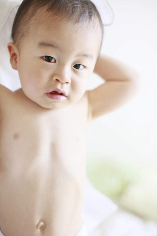 东方人,儿童,一个人,站,竖图,室内,白天,正面,纯洁,亚洲,仅一个男性,仅一个人,阴影,朦胧,模糊,光线,影子,黄种人,裸露,小孩,黑色,阳光,站着,仅一个小孩,可爱,童年,童趣,裸,童真,烂漫,无邪,天真,男孩,男人,男性,亚洲人,孩子,站立,半身,彩图,短发,男生