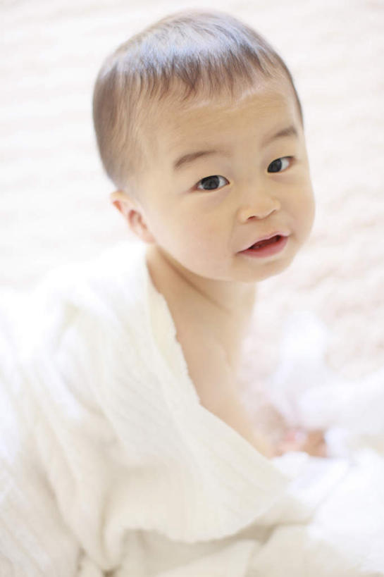 东方人,儿童,脸,头,脸颊,一个人,竖图,俯视,室内,特写,白天,纯洁,床,亚洲,仅一个男性,仅一个人,阴影,朦胧,模糊,光线,影子,双人床,床单,黄种人,被子,小孩,黑色,阳光,趴着,仅一个小孩,可爱,童年,童趣,被单,童真,烂漫,无邪,天真,男孩,男人,男性,亚洲人,孩子,头部,脸部,脸蛋,面部,趴,半身,彩图,高角度拍摄,短发,男生