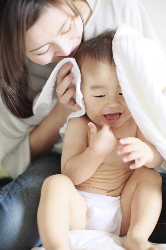 东方人,儿童,脸,头,脸颊,两个人,家庭,母亲,儿子,坐,竖图,室内,特写,白天,正面,纯洁,亚洲,擦,拿,拿着,黄种人,裸露,小孩,毛巾,温暖,温馨,母子,一家人,可爱,母爱,童年,童趣,和睦,裸,童真,烂漫,无邪,天真,男孩,年轻女性,女人,女性,亚洲人,孩子,年轻人,头部,脸部,脸蛋,面部,坐着,半身,彩图,融洽,男生