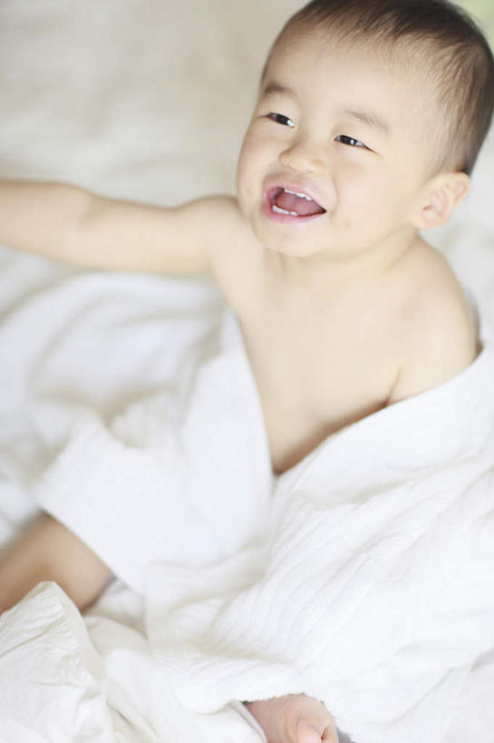 东方人,儿童,一个人,坐,笑,微笑,露齿笑,竖图,俯视,室内,白天,纯洁,床,亚洲,仅一个男性,仅一个人,床单,黄种人,被子,裸露,小孩,黑色,仅一个小孩,可爱,童年,童趣,单人床,被单,裸,童真,烂漫,无邪,天真,男孩,男人,男性,亚洲人,孩子,坐着,半身,彩图,高角度拍摄,短发,男生