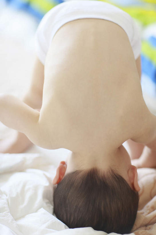 东方人,儿童,一个人,站,竖图,俯视,室内,白天,纯洁,床,卧室,亚洲,仅一个男性,仅一个人,弯腰,床单,黄种人,被子,裸露,小孩,黑色,站着,仅一个小孩,可爱,童年,童趣,单人床,被单,裸,童真,烂漫,无邪,弯身,天真,男孩,男人,男性,亚洲人,孩子,站立,半身,彩图,高角度拍摄,睡房,卧房,短发,男生