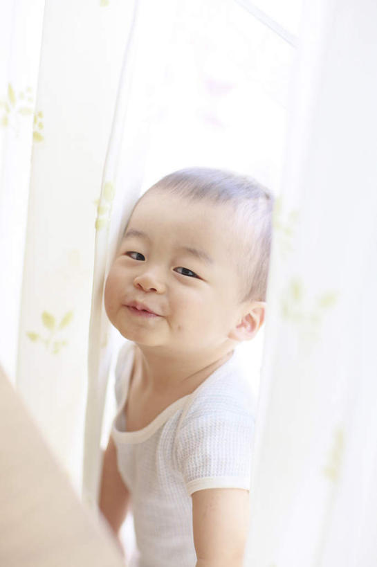 东方人,儿童,一个人,站,笑,微笑,竖图,室内,白天,正面,纯洁,亚洲,仅一个男性,仅一个人,阴影,服装,光线,影子,休闲装,黄种人,小孩,衣服,黑色,阳光,站着,仅一个小孩,休闲,休闲服,可爱,童年,童趣,服饰,童真,烂漫,无邪,天真,男孩,男人,男性,亚洲人,孩子,站立,半身,彩图,短发,男生