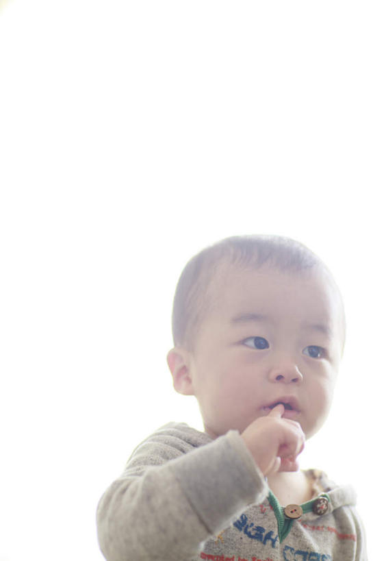 东方人,儿童,一个人,站,竖图,室内,白天,仰视,毛衣,纯洁,亚洲,仅一个男性,仅一个人,喝,阴影,服装,光线,影子,拿,拿着,休闲装,黄种人,小孩,衣服,黑色,阳光,瓶子,塑料制品,站着,仅一个小孩,休闲,休闲服,塑料瓶,可爱,童年,童趣,服饰,童真,烂漫,无邪,天真,男孩,男人,男性,亚洲人,孩子,站立,半身,彩图,低角度拍摄,绒衣,套衫,套头毛衣,线衣,短发,男生