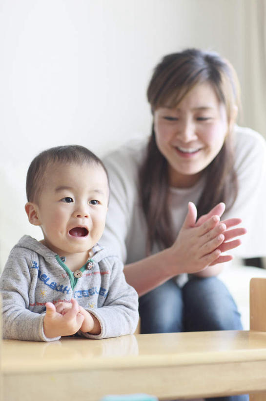 东方人,儿童,两个人,家庭,母亲,儿子,坐,笑,鼓掌,微笑,露齿笑,竖图,室内,白天,正面,纯洁,桌子,亚洲,阴影,服装,光线,影子,办公桌,休闲装,黄种人,小孩,衣服,阳光,休闲,温暖,温馨,母子,一家人,休闲服,可爱,母爱,童年,童趣,服饰,和睦,童真,烂漫,无邪,天真,男孩,年轻女性,女人,女性,亚洲人,孩子,年轻人,拍手,坐着,半身,彩图,融洽,短发,男生