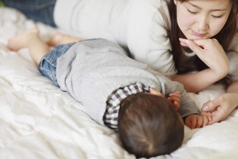 东方人,儿童,两个人,家庭,母亲,儿子,躺,横图,俯视,室内,白天,纯洁,床,卧室,亚洲,撑,床单,托腮,注视,黄种人,被子,小孩,观察,看,趴着,托,温暖,温馨,母子,一家人,可爱,母爱,童年,童趣,单人床,观看,和睦,察看,被单,关注,托下巴,童真,烂漫,无邪,卧着,天真,男孩,年轻女性,女人,女性,亚洲人,孩子,年轻人,趴,躺着,卧,半身,彩图,高角度拍摄,睡房,卧房,融洽,男生