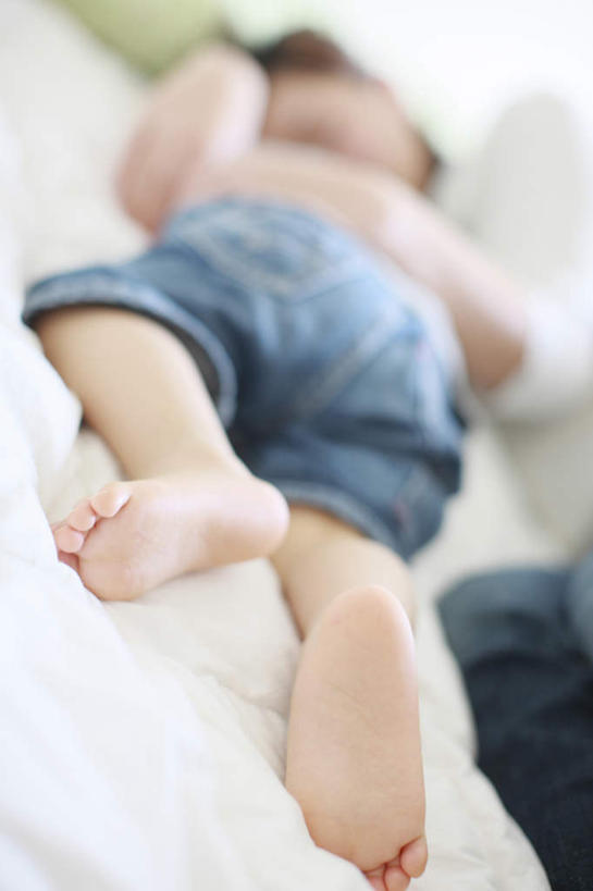 东方人,儿童,两个人,家庭,母亲,儿子,躺,闭眼,睡,竖图,俯视,室内,白天,纯洁,亚洲,阴影,服装,朦胧,模糊,光线,影子,休闲装,黄种人,小孩,衣服,阳光,休闲,温暖,温馨,母子,一家人,休闲服,可爱,母爱,童年,童趣,服饰,和睦,童真,烂漫,无邪,卧着,天真,男孩,年轻女性,女人,女性,亚洲人,孩子,年轻人,闭眼睛,闭着眼,闭着眼睛,困,困觉,寝息,睡觉,躺着,卧,半身,彩图,高角度拍摄,融洽,短发,男生