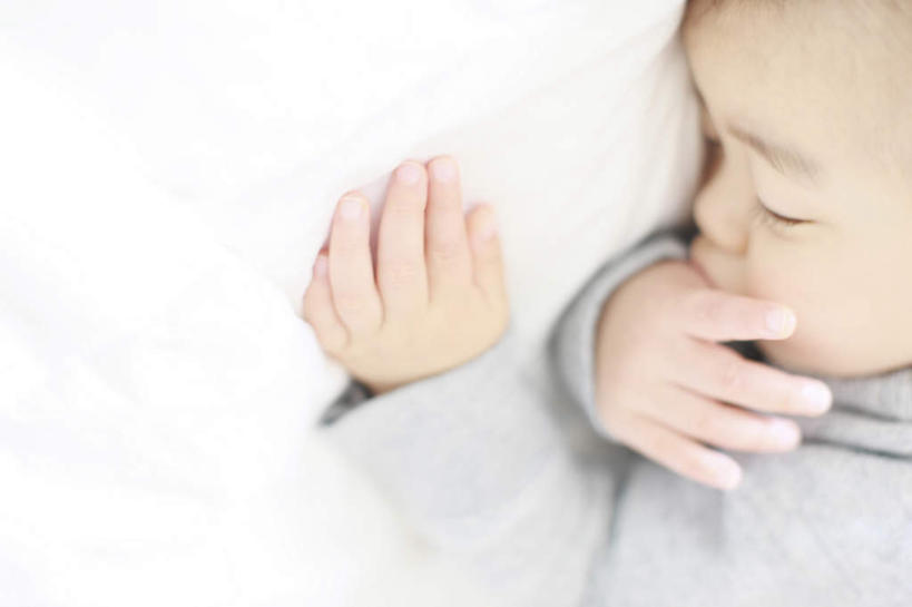 东方人,儿童,一个人,躺,闭眼,睡,横图,俯视,室内,白天,纯洁,床,亚洲,仅一个男性,仅一个人,床单,黄种人,被子,小孩,仅一个小孩,可爱,童年,童趣,单人床,被单,童真,烂漫,无邪,卧着,天真,男孩,男人,男性,亚洲人,孩子,闭眼睛,闭着眼,闭着眼睛,困,困觉,寝息,睡觉,躺着,卧,半身,彩图,高角度拍摄,男生