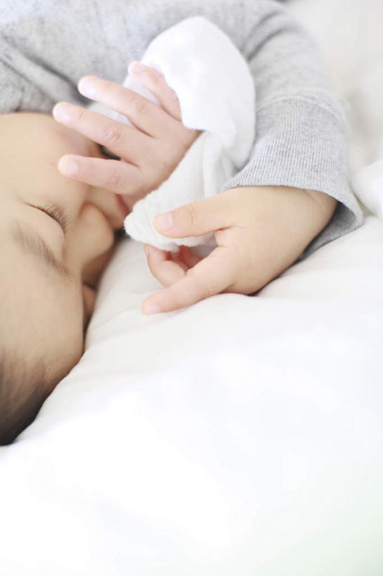 东方人,儿童,两个人,家庭,母亲,儿子,躺,闭眼,睡,竖图,俯视,室内,白天,纯洁,亚洲,服装,休闲装,黄种人,小孩,衣服,休闲,温暖,温馨,母子,一家人,休闲服,可爱,母爱,童年,童趣,服饰,和睦,童真,烂漫,无邪,卧着,天真,男孩,年轻女性,女人,女性,亚洲人,孩子,年轻人,闭眼睛,闭着眼,闭着眼睛,困,困觉,寝息,睡觉,躺着,卧,半身,彩图,高角度拍摄,融洽,短发,男生