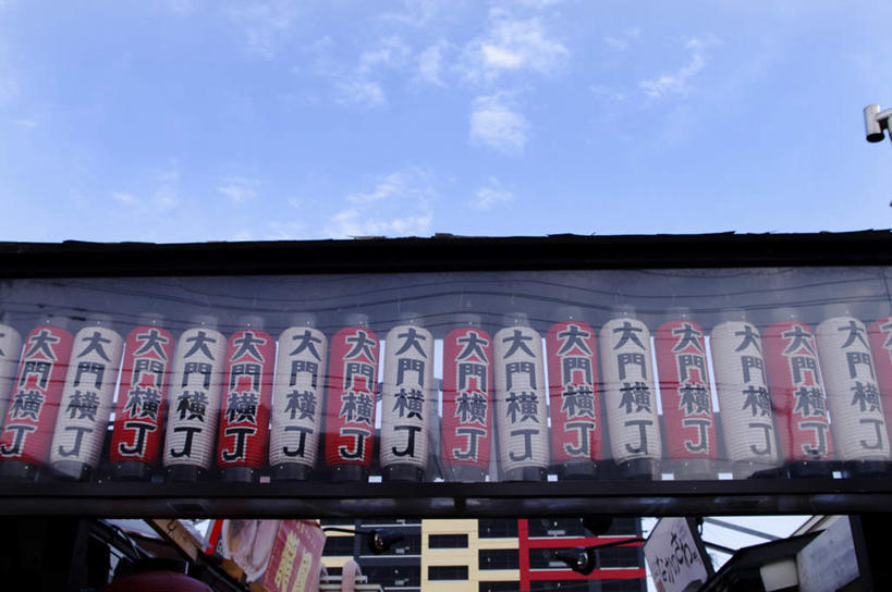 无人,横图,室外,白天,仰视,旅游,度假,美景,照明,北海道,日本,亚洲,一排,整齐,日文,标志,灯笼,文字,字符,景观,云,云朵,灯光,云彩,娱乐,标识,灯,排列,红色,蓝色,白色,白云,蓝天,天空,自然,灯具,天,享受,休闲,景色,放松,晴朗,照亮,照明设备,队列,自然风光,东亚,日本国,北海道地方,北海道岛,日语,晴空,彩图,低角度拍摄