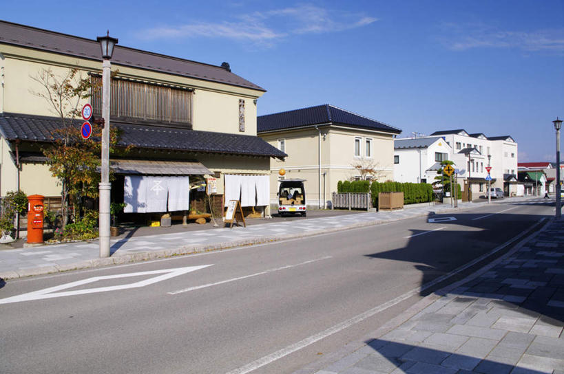 无人,家,横图,室外,白天,正面,度假,美景,城市风光,城市,道路,路,路灯,公路,照明,北海道,日本,亚洲,阴影,光线,影子,房屋,屋子,景观,云,云朵,灯光,分界线,停车线,交通,云彩,娱乐,楼房,住宅,灯,蓝色,白云,蓝天,天空,阳光,天,享受,休闲,景色,放松,车行道,车行道分界线,照亮,照明设备,标线,东亚,车行线,日本国,北海道地方,北海道岛,马路,彩图,房子