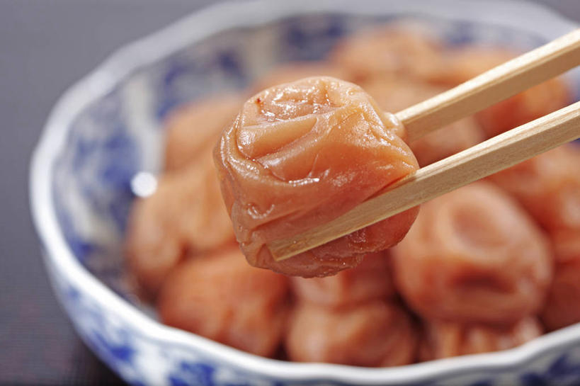 无人,横图,俯视,室内,特写,白天,餐桌,筷子,桌子,餐具,一堆,一双,许多,阴影,堆叠,堆积,朦胧,模糊,反射,影子,陶瓷,食品,陶瓷制品,很多,文化,传统,食物,腌制,一个,容器,碗,甜食,摄影,蜜饯,影棚,单个,餐台,储藏,堆,礼节,储存,礼仪,梅子,果脯,梅干,进餐用具,彩图,高角度拍摄,影棚拍摄,拍摄,贮存