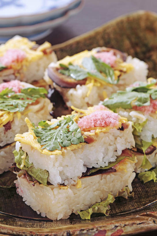 米饭,寿司,无人,竖图,俯视,室内,特写,白天,爱情,烹饪,纯洁,餐桌,桌子,莲花,蔬菜,餐具,阴影,新鲜,反射,碟子,盘,图形,影子,陶瓷,蛋,鸡蛋,日本料理,料理,食品,陶瓷制品,饭,长方形,几何,藕,菜肴,美食,食物,一个,盘子,容器,碟,碗,日式料理,日式,菊花,摄影,佳肴,有机食品,绿色食品,影棚,单个,餐台,储藏,吉祥,五谷,富贵,矩形,神圣,储存,数学,醋饭,纯净,草鸡蛋,高洁,长寿,卵,六月花神,正直,怀恋,清净,真情,寿客,秋菊,四喜饭,鞭蕖,鞭蓉,芙蕖,菡萏,荷花,六月春,藕花,水旦,水芙蓉,水华,水芸,溪客,莲藕,彩图,高角度拍摄,影棚拍摄,拍摄,几何图形,平面图形,贮存