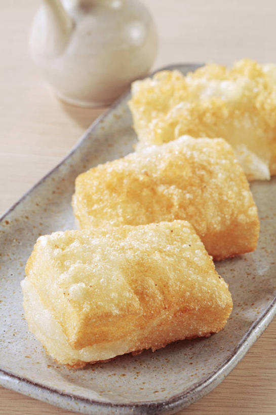 点心,无人,竖图,俯视,室内,特写,白天,烹饪,餐桌,桌子,餐具,一排,阴影,整齐,反射,碟子,壶,盘,影子,日本料理,料理,食品,甜点,甜品,菜肴,美食,水壶,食物,糕点,排列,三个,一个,盘子,茶壶,容器,碟,日式料理,甜食,日式,摄影,佳肴,影棚,单个,餐台,草饼,队列,麻糬,彩图,高角度拍摄,影棚拍摄,拍摄