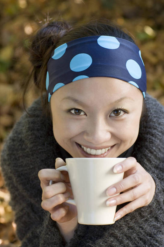 咖啡,东方人,一个人,笑,微笑,露齿笑,竖图,俯视,室外,白天,毛衣,幸福,杯子,亚洲,仅一个年轻女性,仅一个女性,仅一个人,握,阴影,光线,瓷器,头巾,影子,咖啡杯,陶瓷制品,一杯,拿,拿着,注视,黄种人,娱乐,饮料,一个,阳光,观察,看,享受,休闲,温馨,放松,乐趣,握着,单个,观看,察看,提神,舒适,关注,瓷杯,醒脑,线衫,软饮料,毛线衣,绒线衣,年轻女性,女人,女性,亚洲人,抬头,仰头,半身,彩图,高角度拍摄,绒衣,套衫,套头毛衣,线衣