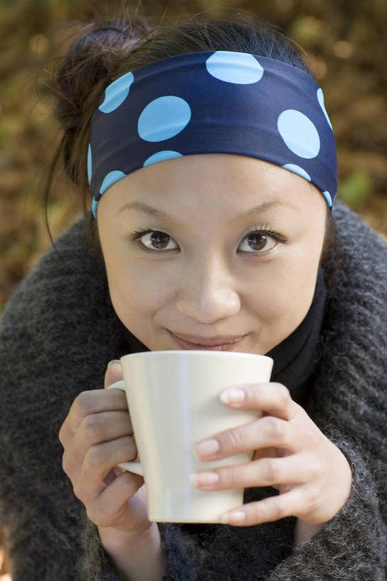 咖啡,东方人,一个人,笑,微笑,竖图,俯视,室外,白天,毛衣,幸福,杯子,亚洲,仅一个年轻女性,仅一个女性,仅一个人,握,阴影,光线,瓷器,头巾,影子,咖啡杯,陶瓷制品,一杯,拿,拿着,注视,黄种人,娱乐,饮料,一个,阳光,观察,看,享受,休闲,温馨,放松,乐趣,握着,单个,观看,察看,提神,舒适,关注,瓷杯,醒脑,线衫,软饮料,毛线衣,绒线衣,年轻女性,女人,女性,亚洲人,抬头,仰头,半身,彩图,高角度拍摄,绒衣,套衫,套头毛衣,线衣