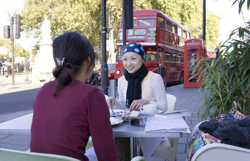 东方人,背部,两个人,伙伴,朋友,坐,笑,微笑,露齿笑,横图,室外,白天,正面,友谊,植物,餐桌,桌子,道路,路,公路,公共汽车,杯子,椅子,亚洲,握,阴影,服装,装饰,光线,瓷器,头巾,影子,巴士,咖啡杯,陶瓷制品,公交车,交通,拿,拿着,注视,休闲装,黄种人,双层巴士,相视,车,树,树木,衣服,红色,绿色,阳光,自然,围巾,交通工具,观察,看,休闲,温暖,面对面,休闲服,握着,服饰,生长,成长,餐台,围脖,观看,对视,保暖,华丽,点缀,察看,互视,御寒,关注,载具,咖啡店,瓷杯,相对,咖啡屋,相看,衬托,美观,雅致,雅观,双层公共汽车,观光巴士,友情,年轻女性,女人,女性,亚洲人,马路,坐着,半身,彩图,咖啡馆