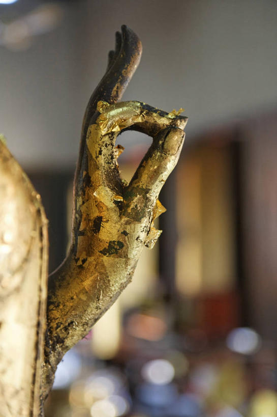 手,无人,寺庙,竖图,室内,特写,白天,正面,旅游,度假,满意,胜利,标志建筑,地标,建筑,雕塑,曼谷,泰国,亚洲,阴影,节日,朦胧,模糊,艺术,装饰,反射,雕刻,雕像,影子,首都,燃烧,文化,娱乐,建设,香火,工艺品,庙宇,祈祷,手势,享受,休闲,健康,手部,金色,旅游胜地,放松,同意,ok手势,许愿,宗教,东南亚,信仰,纪念,单手,祈求,美术,主题,陈列,泰王国,功能,美学,平安,半身,彩图,庙,寺,同意手势