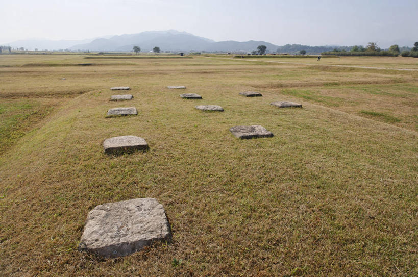 无人,寺庙,横图,室外,白天,正面,旅游,度假,草地,草坪,石头,名胜古迹,山,山脉,树林,植物,标志建筑,地标,建筑,庆州,韩国,亚洲,阴影,节日,遗迹,光线,石子,影子,山峰,山峦,燃烧,古迹,文化,文物,娱乐,建设,古建筑,草,树,树木,蓝色,绿色,蓝天,天空,阳光,自然,香火,庙宇,群山,天,祈祷,享受,休闲,健康,旅游胜地,放松,许愿,宗教,信仰,生长,晴朗,成长,纪念,祈求,古文明,东亚,万里无云,大韩民国,庆尚北道,庆州市,平安,石块,晴空,晴空万里,彩图,庙,寺,皇龙寺,皇龙寺址,道