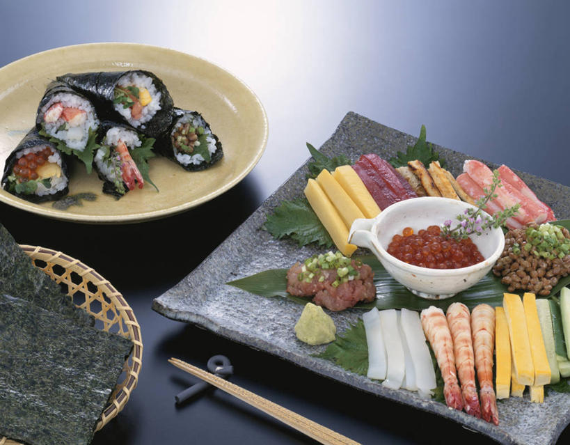 米饭,寿司,芥末,无人,交叉,横图,俯视,室内,特写,白天,烹饪,餐桌,筷子,桌子,竹子,餐具,一堆,一双,许多,阴影,堆叠,堆积,灰色背景,竹制,编织,反射,碟子,篮子,盘,影子,蛋,调料,鸡蛋,酱料,酱汁,虾,佐料,日本料理,料理,食品,筷架,饭,调味品,很多,调味料,筷枕,文化,传统,酱,菜肴,美食,大虾,食物,盘子,竹篮,碟,日式料理,日式,摄影,佳肴,影棚,对虾,餐台,竹条,堆,礼节,筷子架,交织,五谷,竹制品,醋饭,礼仪,山葵,斑节虾,草鸡蛋,泽山葵,溪山葵,卵,芥子末,山嵛菜,芥辣粉,哇沙比,辣根,穿插,四喜饭,东方对虾,中国对虾,进餐用具,彩图,高角度拍摄,影棚拍摄,拍摄,手卷寿司