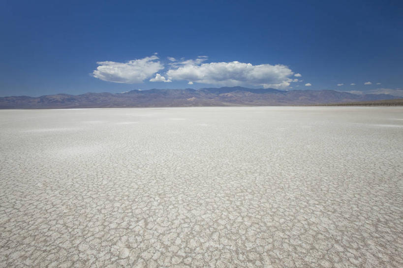 无人,公园,横图,室外,白天,正面,旅游,度假,美景,沙漠,美国,阴影,光线,影子,地平线,景观,云,云朵,辽阔,地面,云彩,娱乐,蓝色,白云,蓝天,天空,阳光,自然,天,享受,休闲,广阔,景色,放松,晴朗,一望无际,北美,北美洲,国家公园,加利福尼亚,自然风光,延伸,美洲,内华达州,加州,死亡谷国家公园,加利福尼亚州,金州,黄金州,天地相交,北亚美利加洲,亚美利加洲,内华达,北美艾灌木丛州,产银之州,银山州,银之州,大盆地国家公园,死谷,死谷国家公园,无边无际,一马平川,大漠,砂漠,晴空,彩图,白松县,美利坚合众国