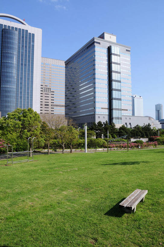 无人,高楼大厦,竖图,室外,白天,仰视,度假,草地,草坪,美景,植物,城市风光,城市,大厦,建筑,路灯,摩天大楼,椅子,照明,日本,亚洲,阴影,光线,影子,木椅,景观,灯光,千叶县,娱乐,建设,灯,草,树,树木,蓝色,绿色,蓝天,天空,阳光,自然,天,享受,休闲,景色,放松,生长,晴朗,成长,照亮,照明设备,东亚,本州,万里无云,关东地方,本州岛,日本国,千叶,晴空,晴空万里,彩图,低角度拍摄,大楼,高层建筑,高楼,摩天楼,幕张国际城