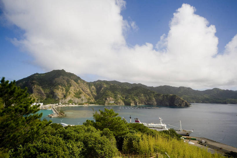 无人,横图,室外,白天,正面,旅游,度假,海浪,海洋,石头,美景,森林,山,山脉,树林,植物,船,东京,日本,亚洲,阴影,光线,石子,影子,景观,浪花,山顶,山峰,云,云朵,木船,山峦,云彩,娱乐,树,树木,蓝色,绿色,白云,蓝天,天空,阳光,自然,海水,交通工具,群山,天,享受,休闲,景色,放松,生长,晴朗,成长,舟,自然风光,载具,海景,东亚,沉积岩,本州,关东地方,本州岛,日本国,东京都,颠峰,极峰,小笠原群岛,水成岩,父岛列岛,大海,风浪,海,海水的波动,近岸浪,石块,岩石,涌浪,晴空,彩图