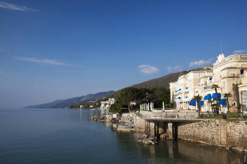 无人,家,栏杆,码头,横图,室外,白天,正面,度假,海浪,海洋,美景,山,山脉,植物,城市风光,城市,港口,棕榈树,叶子,欧洲,克罗地亚,阴影,光线,影子,房屋,屋子,景观,浪花,山峰,云,云朵,公寓,围栏,绿叶,山峦,云彩,娱乐,洋房,护栏,楼房,住宅,树,树木,蓝色,绿色,白云,蓝天,天空,阳光,自然,海水,群山,天,享受,休闲,嫩叶,景色,放松,生长,晴朗,成长,海景,棕榈叶,游艇码头,首府,克罗地亚共和国,里耶卡,叶,叶片,大海,风浪,海,海水的波动,近岸浪,涌浪,晴空,棕树,棕榈,彩图,房子,摆渡口,埠头,渡口,渡头,港湾,海港,口岸,滨海和山区县