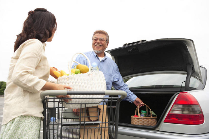 点心,面包,东方人,中年人,两个人,家庭,夫妻,站,笑,交叉,微笑,露齿笑,横图,室外,白天,正面,裙子,爱情,汽车,竹子,梨,袋子,水果,购物车,亚洲,一辆,握,竹制,服装,新鲜,编织,篮子,纸袋,生食,食品,面点,果实,面包车,浪漫,拿,法国面包,拿着,注视,休闲装,黄种人,长裙,车,食物,糕点,衣服,白色,天空,容器,手推车,竹篮,交通工具,天,观察,看,站着,休闲,温暖,温馨,一家人,休闲服,香梨,恩爱,握着,恋人,服饰,有机食品,绿色食品,观看,储藏,竹条,半身裙,法棍,交织,和睦,察看,便利,长棍面包,竹制品,储存,存放,关注,载具,法式长棍面包,快捷,方便,穿插,寄存,寄放,暂存,男人,男性,女人,女性,中年男性,中年女性,亚洲人,夫妇,情侣,生梨,站立,半身,彩图,伴侣,融洽,贮存