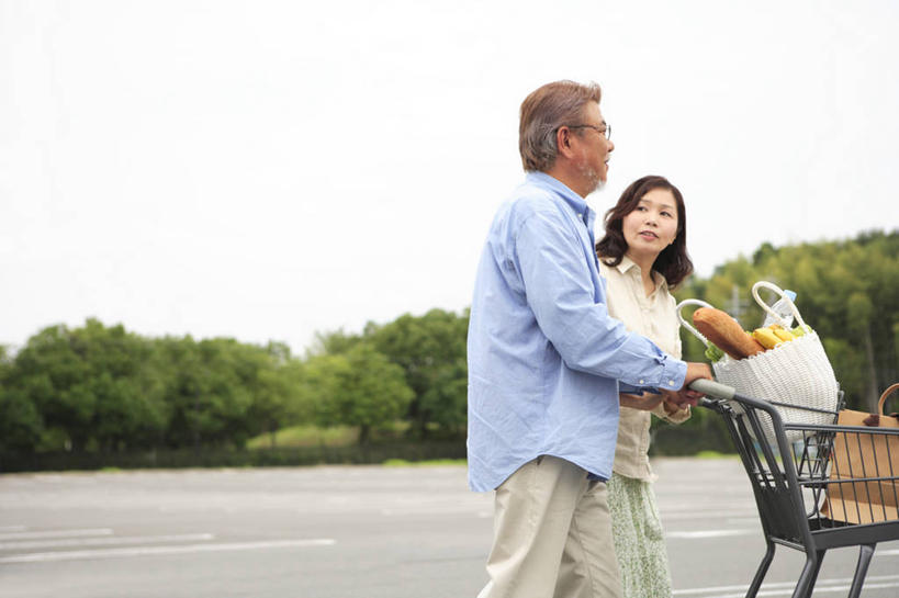 点心,面包,东方人,中年人,两个人,家庭,夫妻,走,笑,交叉,微笑,露齿笑,横图,室外,白天,侧面,爱情,树林,植物,道路,路,公路,竹子,袋子,购物车,亚洲,握,竹制,服装,编织,篮子,眼镜,纸袋,分界线,食品,面点,停车线,交通,浪漫,法国面包,扭头,注视,休闲装,黄种人,车,树,树木,食物,糕点,衣服,绿色,白色,天空,自然,容器,手推车,竹篮,天,观察,看,转头,休闲,温暖,温馨,一家人,休闲服,恩爱,握着,恋人,服饰,生长,成长,观看,储藏,竹条,车行道,车行道分界线,法棍,交织,和睦,察看,便利,长棍面包,竹制品,储存,存放,关注,载具,标线,近视眼镜,车行线,法式长棍面包,快捷,方便,穿插,寄存,寄放,暂存,男人,男性,女人,女性,中年男性,中年女性,亚洲人,夫妇,情侣,马路,步行,散步,走路,半身,彩图,伴侣,融洽,贮存