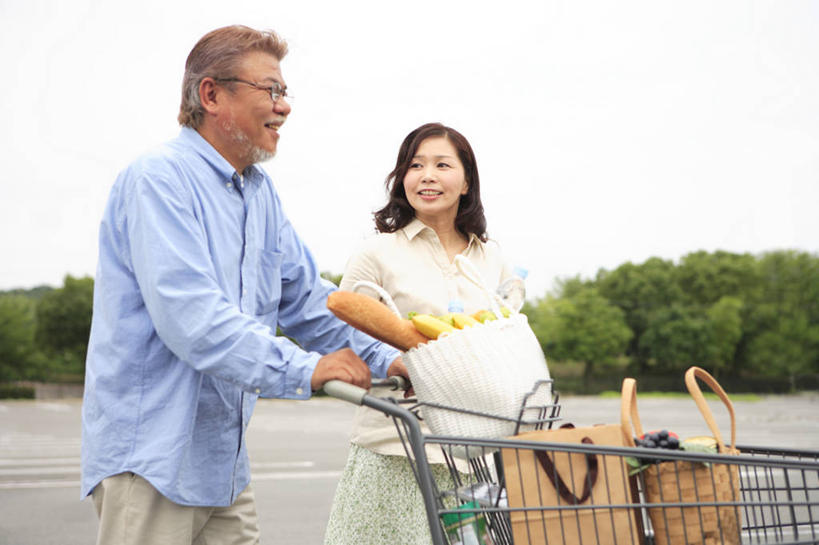 点心,面包,东方人,中年人,两个人,家庭,夫妻,走,笑,交叉,微笑,露齿笑,横图,室外,白天,侧面,爱情,树林,植物,道路,路,公路,竹子,袋子,购物车,亚洲,握,竹制,服装,编织,篮子,眼镜,纸袋,分界线,食品,面点,停车线,交通,浪漫,法国面包,扭头,注视,休闲装,黄种人,车,树,树木,食物,糕点,衣服,绿色,白色,天空,自然,容器,手推车,竹篮,天,观察,看,转头,休闲,温暖,温馨,一家人,休闲服,恩爱,握着,恋人,服饰,生长,成长,观看,储藏,竹条,车行道,车行道分界线,法棍,交织,和睦,察看,便利,长棍面包,竹制品,储存,存放,关注,载具,标线,近视眼镜,车行线,法式长棍面包,快捷,方便,穿插,寄存,寄放,暂存,男人,男性,女人,女性,中年男性,中年女性,亚洲人,夫妇,情侣,马路,步行,散步,走路,半身,彩图,伴侣,融洽,贮存