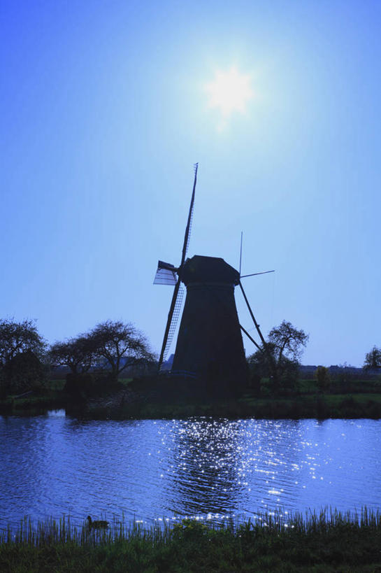 无人,竖图,室外,白天,正面,旅游,度假,灌溉,草地,草坪,河流,美景,水,太阳,植物,风车,欧洲,荷兰,阴影,环保,光线,影子,河水,景观,水流,背光,娱乐,草,蓝色,绿色,蓝天,天空,阳光,自然,天,享受,休闲,景色,放松,能源,晴朗,回收,资源,浇灌,荷兰风车,西欧,自然风光,逆光,利用,低碳,循环,万里无云,磨坊,荷兰王国,尼德兰王国,持续,南荷兰省,小孩堤防,晴空,晴空万里,彩图