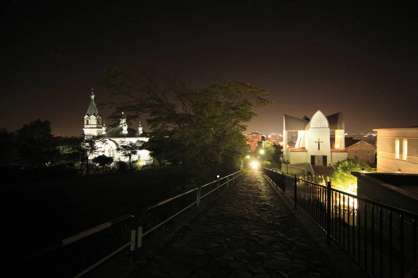 无人,教堂,栏杆,横图,室外,夜晚,正面,消失点,度假,美景,植物,城市风光,城市,道路,路,路灯,夜景,照明,北海道,日本,亚洲,阴影,光线,影子,景观,围栏,小路,灯光,交通,娱乐,护栏,灯,树,树木,绿色,自然,享受,休闲,景色,放松,生长,成长,照亮,照明设备,东亚,日本国,北海道地方,北海道岛,函馆,函馆市,彩图,没影点,灭点