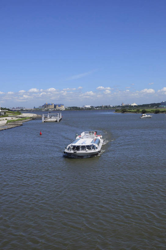 无人,公园,竖图,俯视,室外,白天,度假,草地,草坪,河流,美景,水,植物,城市风光,城市,轮船,船,东京,日本,亚洲,阴影,波纹,飞溅,溅,光线,液体,影子,河水,景观,水滴,水流,云,云朵,两艘,云彩,娱乐,水珠,草,蓝色,绿色,白云,蓝天,水纹,天空,阳光,船尾波,交通工具,波浪,天,享受,休闲,景色,放松,晴朗,喷洒,载具,东亚,本州,关东地方,本州岛,日本国,东京都,荒川区,江户川区,晴空,彩图,高角度拍摄,东京23区,葛西临海公园