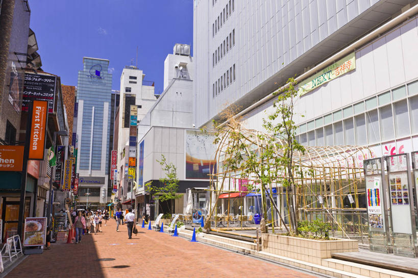 东方人,高楼大厦,站,走,横图,室外,白天,仰视,度假,美景,植物,城市风光,城市,大厦,道路,建筑,路,摩天大楼,指示牌,公路,东京,日本,亚洲,行人,游客,游人,阴影,服装,分离,光线,标志,文字,影子,景观,交通,许多人,警告,注视,休闲装,黄种人,娱乐,标识,路人,旅客,树,树木,衣服,蓝色,绿色,蓝天,天空,阳光,自然,天,观察,看,站着,一群人,享受,休闲,休闲服,景色,放松,警示,服饰,生长,晴朗,成长,观看,隔离,禁止,提醒,察看,关注,提示,限制,交通标志,东亚,路锥,本州,万里无云,关东地方,本州岛,日本国,东京都,交通锥,过客,吉祥寺,危险,男人,男性,年轻男性,年轻女性,女人,女性,中年男性,中年女性,亚洲人,晴空,晴空万里,马路,步行,散步,站立,走路,半身,彩图,低角度拍摄,大楼,高层建筑,高楼,摩天楼,文京区