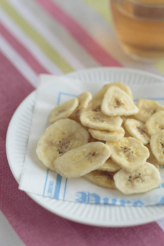 点心,果汁,无人,竖图,俯视,室内,特写,白天,餐桌,桌子,香蕉,杯子,餐具,一堆,许多,堆叠,堆积,布料,碟子,盘,食品,饮品,很多,布纹,香蕉片,玻璃制品,桌布,食物,饮料,盘子,餐巾,水杯,碟,台布,零食,摄影,影棚,餐台,堆,可口,适口,玻璃杯,甘蕉,餐桌布,彩图,高角度拍摄,影棚拍摄,拍摄,香蕉干