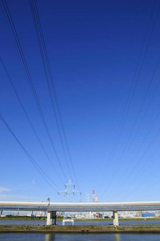 无人,竖图,室外,白天,仰视,度假,河流,美景,水,城市风光,城市,道路,路,公路,东京,日本,亚洲,阴影,电力,光线,钢材,电缆,电线,影子,支架,河水,景观,水流,高架,交通,娱乐,电塔,蓝色,蓝天,天空,阳光,天,享受,休闲,景色,放松,能源,晴朗,支撑,资源,供电设备,高架桥,东亚,高压电塔,高压输电线,高架道路,跨线桥,本州,万里无云,关东地方,本州岛,日本国,东京都,高压电线塔,高压塔,江户川区,晴空,晴空万里,彩图,低角度拍摄,东京23区