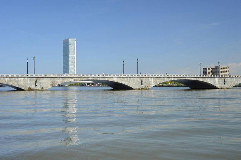 无人,高楼大厦,横图,室外,白天,正面,旅游,度假,河流,石头,水,标志建筑,大厦,地标,建筑,摩天大楼,长野县,日本,亚洲,阴影,光线,石子,影子,河水,水流,桥,娱乐,建设,石桥,拱桥,栈桥,蓝色,蓝天,天空,阳光,天,享受,休闲,旅游胜地,放松,拱形,晴朗,人行桥,石拱桥,东亚,本州,万里无云,本州岛,日本国,中部地方,长野,新潟,新潟县,信浓川,石块,晴空,晴空万里,彩图,大楼,高层建筑,高楼,摩天楼,万代桥,朱鹭展览馆