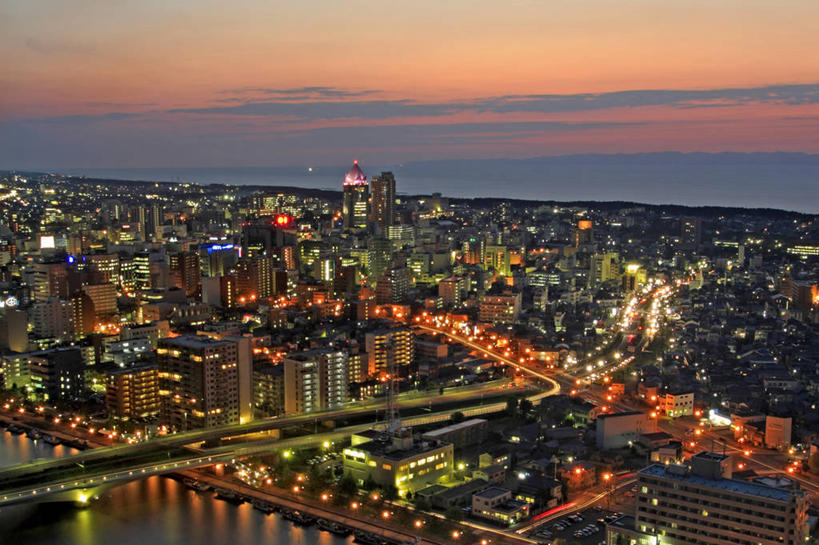 无人,高楼大厦,横图,俯视,航拍,室外,白天,度假,河流,美景,日落,水,城市风光,标志建筑,城市,大厦,道路,地标,建筑,路,摩天大楼,公路,汽车,照明,长野县,日本,亚洲,阴影,光线,影子,河水,景观,水流,晚霞,霞光,落日,高架,建筑群,灯光,交通,娱乐,建设,车,灯,黄昏,灯具,交通工具,轿车,享受,休闲,景色,彩霞,放松,照亮,照明设备,鸟瞰,载具,高架桥,东亚,高架道路,跨线桥,前照灯,前大灯,本州,车前灯,本州岛,日本国,中部地方,长野,新潟,新潟县,夕照,薄暮,信浓川,夕阳,彩图,高角度拍摄,傍晚,大楼,高层建筑,高楼,摩天楼,朱鹭展览馆,斜阳