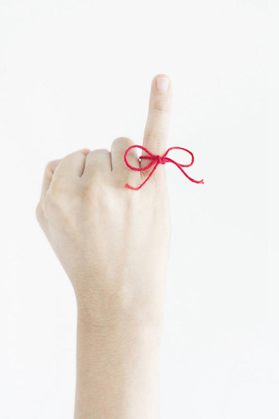 东方人,手,小指,一个人,竖图,室内,特写,白天,白色背景,正面,亚洲,仅一个女性,仅一个人,丝绸,丝带,缎带,黄种人,绸带,红色,蝴蝶结,手势,仅一个中年女性,手部,摄影,影棚,捆绑,单手,绑缚,女人,女性,中年女性,亚洲人,半身,彩图,影棚拍摄,拍摄