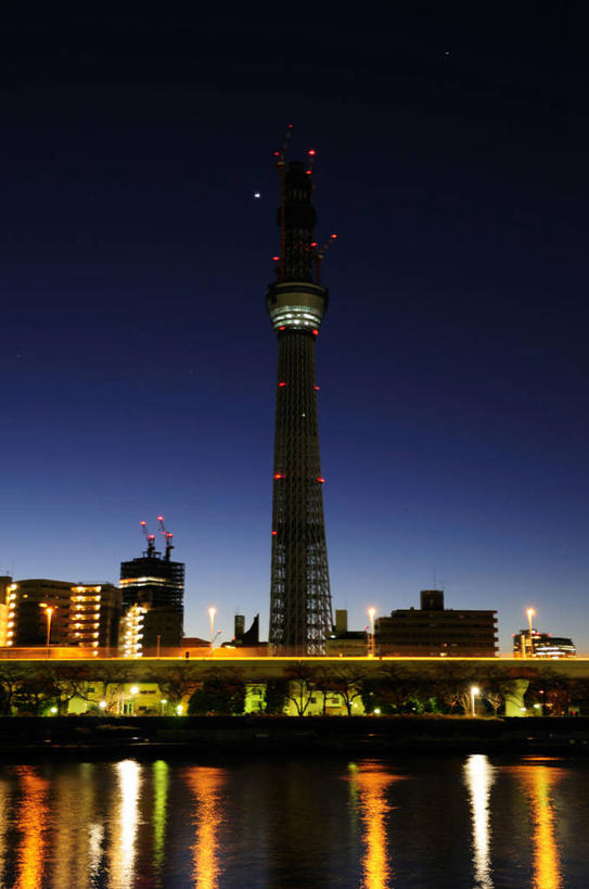 无人,高楼大厦,竖图,室外,夜晚,正面,度假,河流,美景,水,城市风光,标志建筑,城市,大厦,地标,建筑,摩天大楼,夜景,东京,日本,亚洲,阴影,朦胧,模糊,光线,影子,河水,景观,水流,建筑群,灯光,娱乐,建设,享受,休闲,景色,放松,东亚,本州,关东地方,本州岛,日本国,东京都,墨田区,天空树塔,彩图,大楼,高层建筑,高楼,摩天楼,东京晴空塔,东京天空树,墨田塔,新东京铁塔