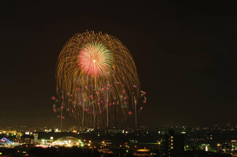 无人,家,横图,俯视,室外,夜晚,旅游,度假,美景,城市风光,城市,建筑,烟火,夜景,日本,亚洲,阴影,光线,影子,房屋,屋子,景观,公寓,建筑群,灯光,辉煌,娱乐,建设,洋房,楼房,住宅,黑色,天空,焰火,天,享受,休闲,灿烂,景色,放松,璀璨,礼花,光辉,东亚,本州,本州岛,日本国,中部地方,新潟,新潟县,花炮,礼花炮,绚烂,光耀,长冈,长冈市,烟花,彩图,高角度拍摄,房子