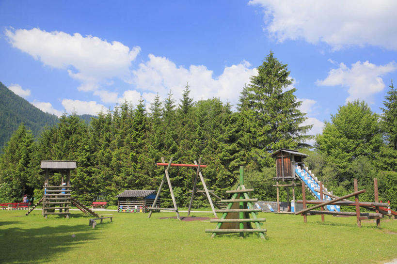 无人,横图,室外,白天,仰视,旅游,度假,游戏,草地,草坪,石头,美景,山,山脉,树林,植物,玩具,奥地利,欧洲,阴影,光线,石子,影子,景观,山顶,山峰,云,云朵,山峦,玩,云彩,娱乐,运动器械,草,树,树木,蓝色,绿色,白云,蓝天,天空,阳光,自然,群山,天,享受,休闲,滑滑梯,滑梯,景色,放松,益智,生长,晴朗,成长,活动,发泄,消遣,智力,自然风光,中欧,沉积岩,宣泄,奥地利共和国,蒂罗尔,蒂罗尔州,颠峰,极峰,水成岩,石块,岩石,晴空,玩耍,嬉戏,彩图,低角度拍摄