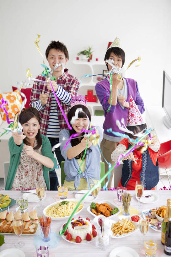 点心,葡萄酒,东方人,伙伴,朋友,站,坐,举,笑,微笑,露齿笑,竖图,俯视,室内,白天,爱情,奢侈,快乐,友谊,爆炸,餐桌,桌子,草莓,浆果,杯子,餐具,蜡烛,水果,亚洲,五个人,握,阴影,服装,朦胧,模糊,庆祝,新鲜,反射,光线,碟子,高脚杯,火焰,盘,影子,烛光,墙,生食,食品,果实,许多人,浪漫,燃烧,拿,拿着,注视,休闲装,黄种人,文化,墙壁,墙面,玻璃制品,酒,食物,糕点,饮料,衣服,红色,白色,盘子,酒杯,碟,香槟,生日蛋糕,点燃,观察,看,祈祷,托,站着,一群人,休闲,温暖,温馨,休闲服,恩爱,诱惑,握着,许愿,恋人,服饰,有机食品,绿色食品,餐台,观看,纪念,祈求,庆贺,和睦,察看,关注,祝贺,拉炮,香槟杯,气泡酒,起泡酒,汽酒,平安,友情,男人,男性,年轻男性,年轻女性,女人,女性,亚洲人,情侣,玻璃杯,洋莓,水果皇后,红莓,地莓,举起,举手,举着,抬头,向上举,向上伸,向上托,仰头,站立,坐着,半身,彩图,高角度拍摄,高兴,欢笑,圣诞拉炮,伴侣,融洽,蛋糕