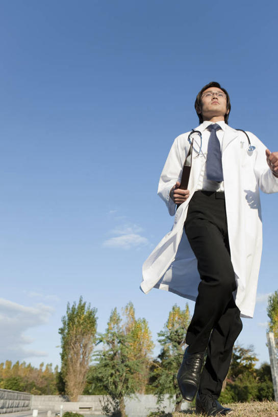 东方人,一个人,医生,竖图,室外,白天,仰视,工作服,制服,植物,亚洲,仅一个男性,仅一个人,奔驰,握,阴影,服装,光线,材料,档案,文件,影子,纸,云,云朵,领带,拿,云彩,拿着,注视,黄种人,树,树木,仅一个年轻男性,衣服,蓝色,绿色,白云,蓝天,天空,阳光,自然,手稿,听诊器,资料,天,奔跑,观察,记录,看,医护人员,医疗人员,握着,服饰,生长,晴朗,成长,观看,证明,察看,医疗设备,象征,衣着,庄重,白大褂,穿着,关注,文档,医疗器械,身份,医疗工具,记载,正式,地位,工作制服,衣饰,记实,纪录,检测工具,男人,男性,年轻男性,亚洲人,大夫,晴空,半身,彩图,低角度拍摄,工作套服,病历