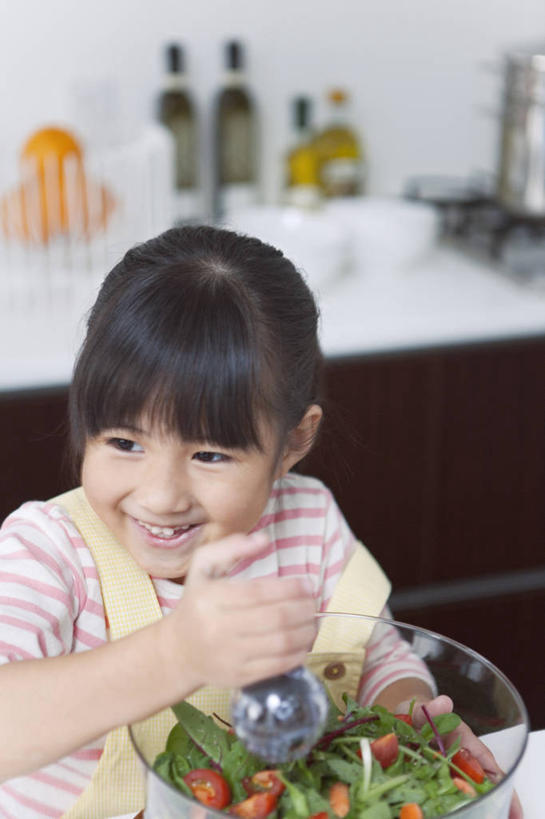 东方人,儿童,一个人,站,笑,微笑,露齿笑,竖图,室内,白天,正面,纯洁,厨房,柜子,桌面,桌子,蔬菜,西红柿,小番茄,玻璃,亚洲,仅一个女性,仅一个人,握,服装,朦胧,模糊,新鲜,围裙,勺子,生食,蔬菜沙拉,沙拉,食品,储物柜,拿,拿着,注视,休闲装,黄种人,色拉,沙律,玻璃制品,食物,小孩,衣服,容器,调羹,汤匙,碗,观察,看,站着,仅一个小孩,休闲,休闲服,可爱,童年,童趣,握着,服饰,有机食品,绿色食品,观看,色拉酱,储藏,察看,储存,关注,千岛酱,童真,烂漫,无邪,储备,蕴藏,贮备,小西红柿,樱桃小番茄,珍珠小番茄,天真,女孩,女人,女性,亚洲人,孩子,樱桃番茄,圣女果,番茄,站立,半身,彩图,灶间,厨房料理台,贮存,女生,料理台