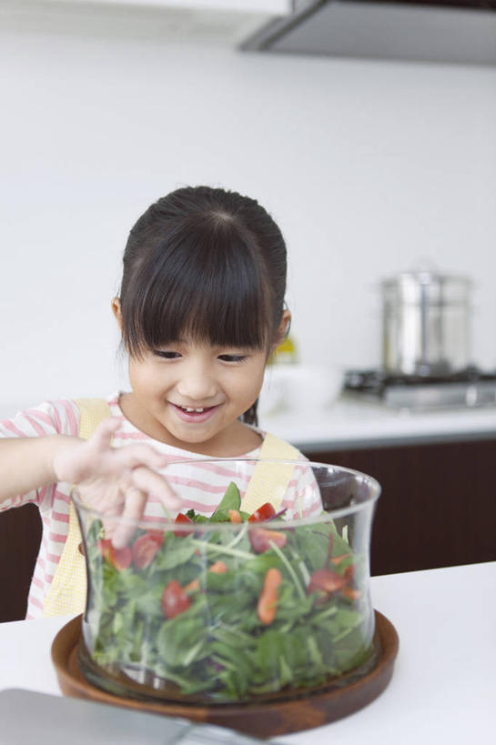 东方人,儿童,一个人,站,笑,微笑,露齿笑,竖图,室内,白天,正面,纯洁,厨房,柜子,桌面,桌子,蔬菜,西红柿,小番茄,玻璃,亚洲,仅一个女性,仅一个人,握,服装,朦胧,模糊,新鲜,围裙,勺子,生食,蔬菜沙拉,沙拉,食品,储物柜,拿,拿着,注视,休闲装,黄种人,色拉,沙律,玻璃制品,食物,小孩,衣服,容器,调羹,汤匙,碗,观察,看,站着,仅一个小孩,休闲,休闲服,可爱,童年,童趣,握着,服饰,有机食品,绿色食品,观看,色拉酱,储藏,察看,储存,关注,千岛酱,童真,烂漫,无邪,储备,蕴藏,贮备,小西红柿,樱桃小番茄,珍珠小番茄,天真,女孩,女人,女性,亚洲人,孩子,樱桃番茄,圣女果,番茄,站立,半身,彩图,灶间,厨房料理台,贮存,女生,料理台