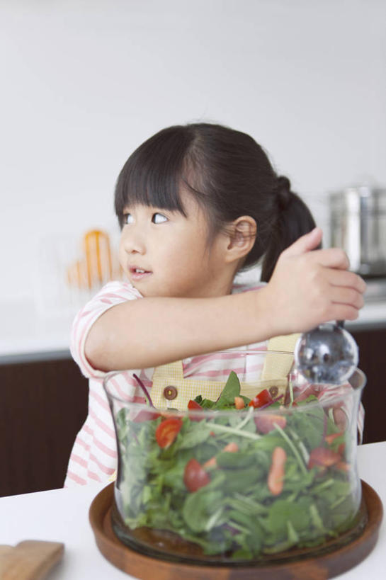 东方人,儿童,一个人,站,笑,微笑,露齿笑,竖图,室内,白天,正面,纯洁,厨房,柜子,桌面,桌子,蔬菜,西红柿,小番茄,玻璃,亚洲,仅一个女性,仅一个人,握,服装,朦胧,模糊,新鲜,围裙,勺子,生食,蔬菜沙拉,沙拉,食品,储物柜,拿,拿着,扭头,注视,休闲装,黄种人,色拉,沙律,玻璃制品,食物,小孩,衣服,容器,调羹,汤匙,碗,观察,看,站着,转头,仅一个小孩,休闲,休闲服,可爱,童年,童趣,握着,服饰,有机食品,绿色食品,观看,色拉酱,储藏,察看,储存,关注,千岛酱,童真,烂漫,无邪,储备,蕴藏,贮备,小西红柿,樱桃小番茄,珍珠小番茄,天真,女孩,女人,女性,亚洲人,孩子,樱桃番茄,圣女果,番茄,站立,半身,彩图,灶间,厨房料理台,贮存,女生,料理台