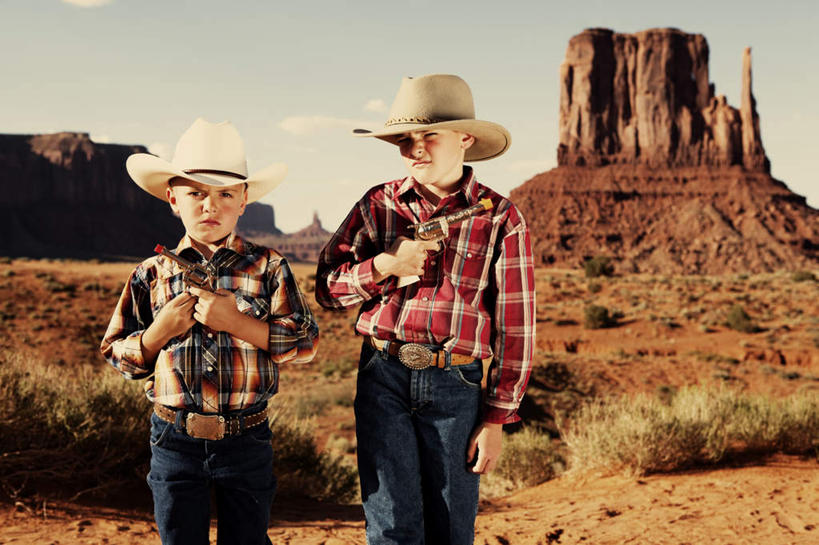 西方人,儿童,脸,头,脸颊,手,两个人,站,横图,室外,特写,白天,正面,旅游,度假,纯洁,草地,草坪,石头,美景,沙漠,植物,欧洲,美国,欧洲人,握,阴影,服装,光线,石子,影子,景观,云,云朵,拿,云彩,拿着,注视,休闲装,娱乐,草,小孩,衣服,蓝色,绿色,白云,蓝天,天空,阳光,自然,天,观察,看,站着,享受,休闲,手部,休闲服,景色,放松,可爱,童年,童趣,握着,服饰,手枪,观看,察看,亚利桑那,北美,北美洲,关注,自然风光,美洲,童真,烂漫,无邪,亚利桑那州,纪念碑山谷,纪念碑谷,纪念碑山谷公园,纪念谷,大峡谷之州,北亚美利加洲,亚美利加洲,纪念碑谷纳瓦霍部落公园,天真,男孩,男人,男性,白种人,头部,脸部,脸蛋,面部,大漠,砂漠,石块,岩石,站立,半身,彩图,男生